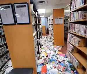 強震過後「苦了館員」 新莊圖書館書籍掉滿地 畫面曝光