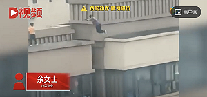 看了都腿軟！沒任何防護措施 2小孩在兩22層大樓樓頂間來回互跳玩耍