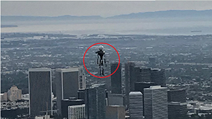 美國洛杉磯高空頻現神秘飛人 FBI稱可能已破解謎團