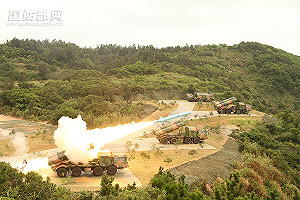 中國第一支新型機動岸導部隊首亮相 東海火力全開發射多枚導彈
