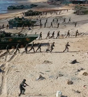 又在對台秀肌肉! 解放軍兩棲步兵戰車亮相 進行登陸實戰演練