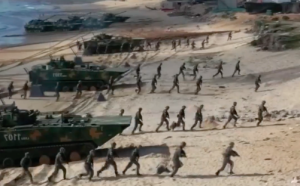 又在對台秀肌肉! 解放軍兩棲步兵戰車亮相 進行登陸實戰演練