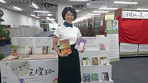 國臺圖首位駐館作家王瓊玲 分享戲曲改編幕後故事