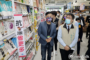 胸悶住院休養後首露面 黃偉哲透露健檢結果