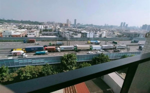 國道8大車連環撞 「航運三雄」煞不住撞成貪食蛇