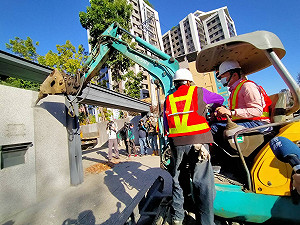 顏家「817公保地」違建自拆大限 招待所「幾」夷為平地