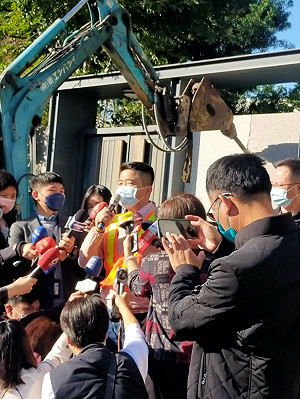 顏寬恒親自拆招待所！李雨蓁酸：在媒體面前表演