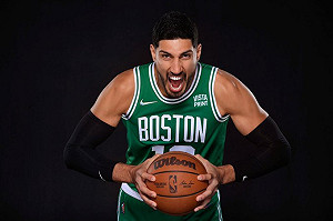 改名＋特製「批評中國」球鞋 NBA球星坎特竟被要求脫鞋
