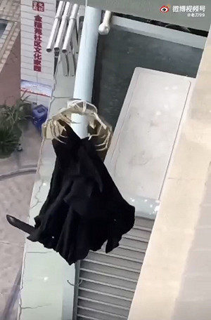 (影) 大閘蟹好神! 衣服被吹樓下露台 網友仿不可能任務吊它夾上來