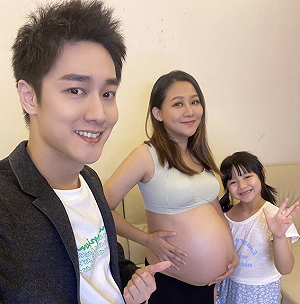 「那對夫妻」妮妮粉專改名！姊弟合照曝光 網：好有愛！