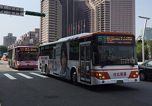 公車站10公尺內停車年逾2萬件 新北交通裁決處：不到3分鐘照罰