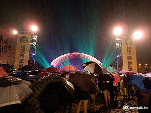 洪慈庸辦歸巢搖滾 近千群眾大雨中相挺