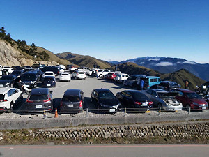 合歡山一早擠滿人 力行產業道路翠巒路段坍方望中午恢復交通