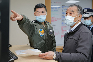 邱國正搭直升機抵達搜救地點上空 掌握搜救進度