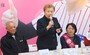 同情小英認真被罵到臭頭 柯媽：小英不會賣台