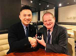 英國議員推崇台灣民主成就 他送立院袖扣幫宣傳