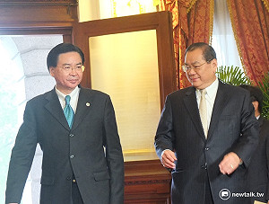 藍綠吵交接條例 府：現行要點就能順利交接