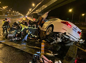 國道一號死亡車禍！BMW撞分隔島3死 1人噴飛、2人夾困
