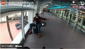 （影）機場瘋狂追逐戰! 酒醉被拒上機 她「騎」滑輪行李箱亂逛 警在後追