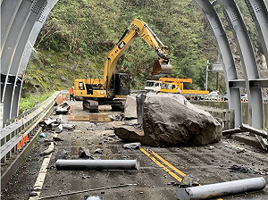 2巨石砸斷中橫便道 工程單位力拚228連假前通行小型車
