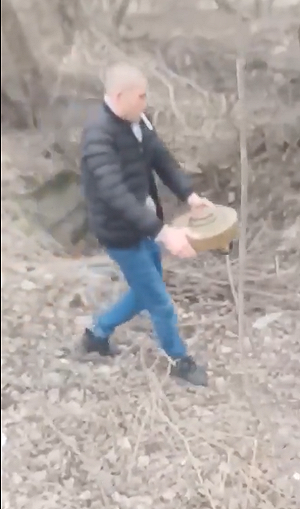超勇猛！烏克蘭大叔叼菸「徒手移地雷」影片曝光 百萬網友直呼佩服