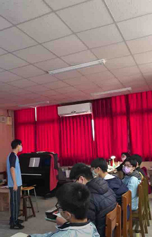 中一中音樂老師為學生報告抓狂？粉專補槍變中風