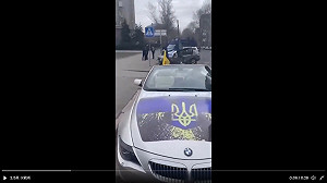 (影)俄烏戰爭》烏克蘭富豪慷慨捐出敞篷BMW 架上重型機槍成戰術輪車