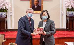 總統府也有「大翻譯運動」? 美參議員「強銷」客機事件 他揭這句話被漏翻