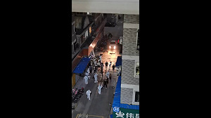 (影) 上海討物資爆發嚴重衝突 「大白」執法暴力引居民反彈