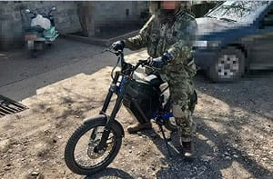 武器藏民間! 繼俄改裝中國三輪車後 「電驢」又成烏軍狙擊手最新利器