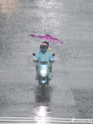 快訊》對流雨彈開轟！13縣市大雨特報 氣象局：慎防雷擊強陣風