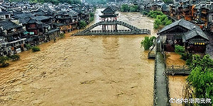 湖南暴雨紅色警報 鳳凰古城跨江古橋遭淹沒 洪水淹至腿部