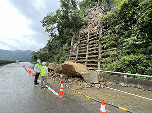豪雨釀災土石崩塌交通中斷！台72線今搶通：限內車道行駛
