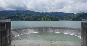 滿庫溢流現「半圓形瀑布」！湖山水庫年底前供水無虞
