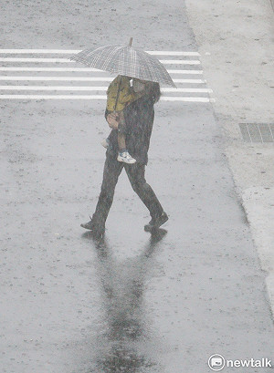 快訊》鋒面雨彈開轟！9縣市大雨特報 水利署：4水庫放水中