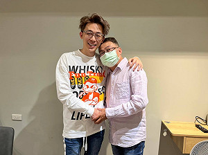 世紀大和解？酷炫曬「擁抱照」！與雙胞胎親爸和好了