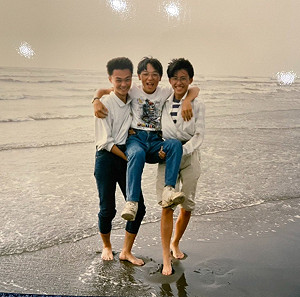 沈慧虹青澀制服力挺18歲公民權！林智堅響應曬海邊燦笑嫩照