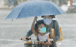 今全台多雲悶熱！午後雷雨擴大、西半部及東北部山區注意局部大雨 