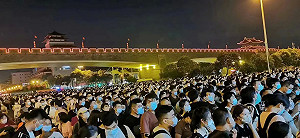 (影) 封城惡夢再起？ 人山人海 逃難人潮擠爆西安火車站 搶購潮又來了