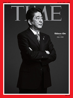 安倍晉三登《時代》封面人物 身穿西裝、雙手環胸的黑白遺照曝光