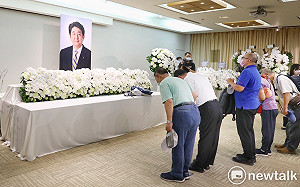 現場直擊》日本前首相安倍遇刺 民眾獻花合十追悼台灣永遠的好朋友