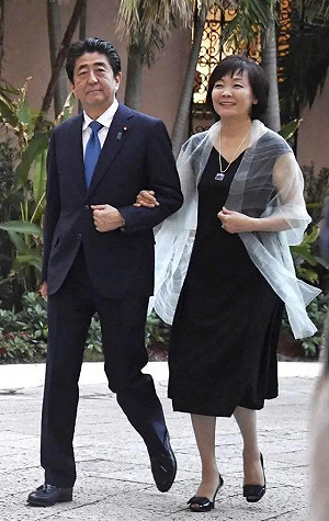 安倍晉三霸氣護妻過往曝光！矢板明夫：他永遠默默擋在夫人身前