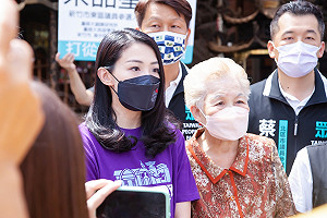 陪參香「13字大讚高虹安」 柯媽：學歷真材實料、正正當當