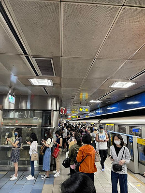 北捷板南線列車故障「有焦味」！上班通勤人潮塞爆車站