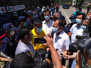 黑衣人暴打反坤輿居民 邱顯智：苗栗的事 就是台灣的事