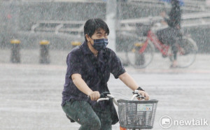 午後雷雨開炸！4縣市大雨特報 氣象局：注意雷擊強陣風