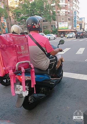 外送員穿義肢騎車送餐 萬人致敬「生命勇士」：想跟他說他很棒