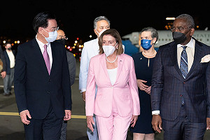 粉紅穿搭嗆中國網友？黃暐瀚讚裴洛西「政治手路」