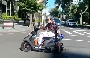 玩命阿伯「吊點滴單手騎車」 最高恐吃上萬罰單