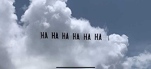 川普海湖莊園遭FBI突擊搜索 上空竟出現「HA HA HA HA HA HA」.....